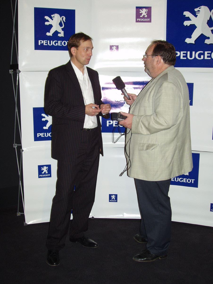 Gordian Heindrichs Peugeot Pressesprecher (links)