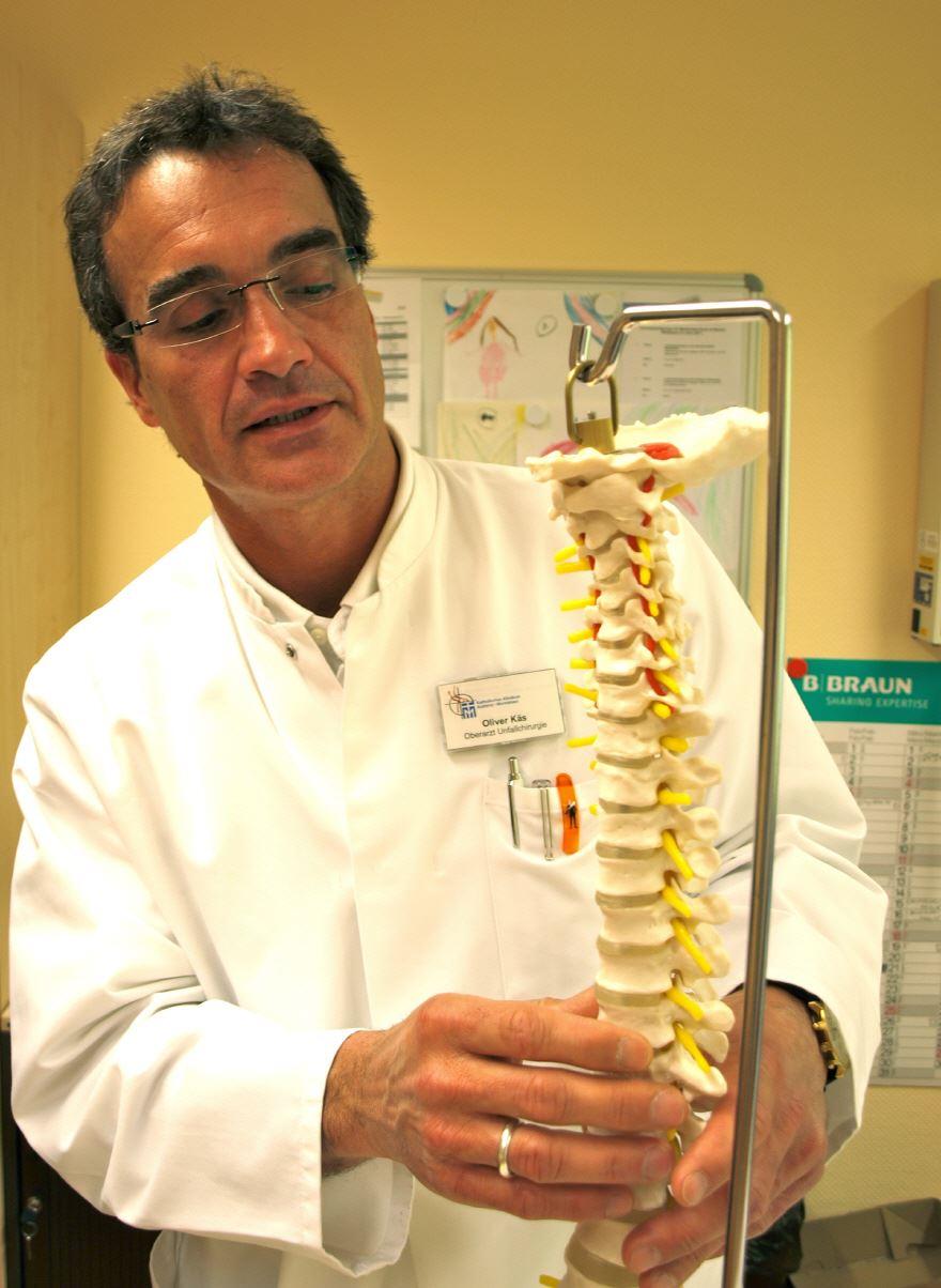 Oliver Käs, Orthopäde & leitender Oberarzt für Wirbelsäulen-chirurgie