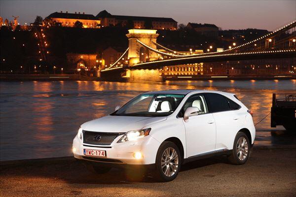 Der Lexus RX 450h in Bewegung
