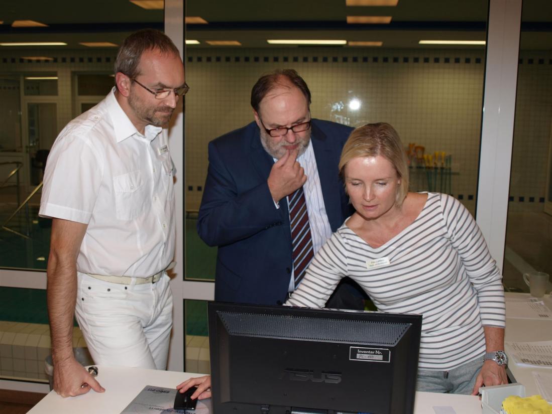 Dr. med. Krzysztof Domogalla (Links im Bild) einer der Chefärzte der Elfenmaar-Klinik in Bad Bertrich Michael Weyland, (Mitte) Tina Lettiero (re)Therapeutin im Rückencenter